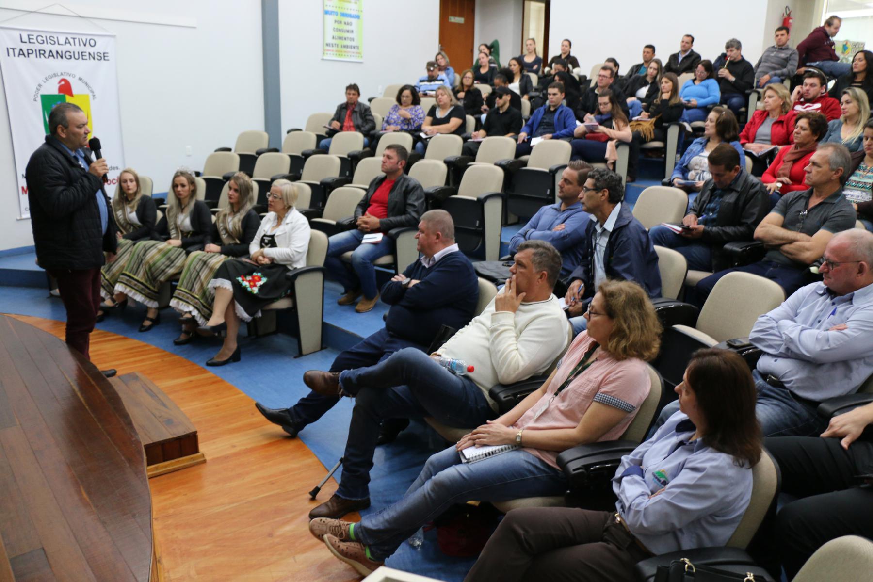 Auditório da Câmara sedia encontro com comitiva de lideranças do Paraná
